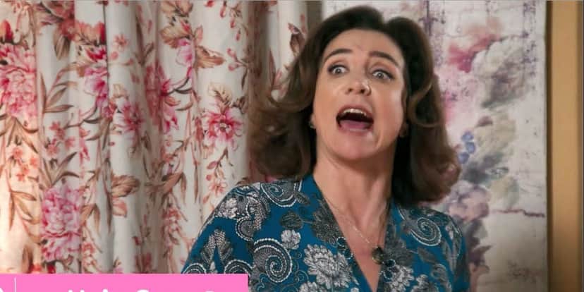 Francesca está com olhos e boca bem abertos em cena de Haja Coração Francesca está com olhos e boca bem abertos em cena de Haja Coração