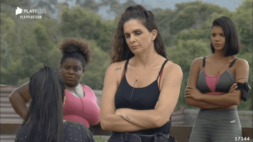 Luíza Ambiel convocou uma reunião às pressas em A Fazenda 12 (Foto: reprodução/Record)
