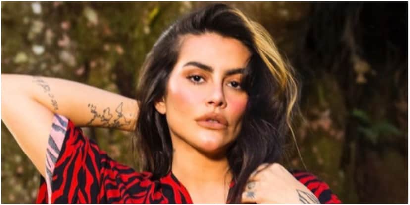 Cleo aparece beijando mulher em novo clipe (Foto: Reprodução) Cleo aparece beijando mulher em novo clipe (Foto: Reprodução)