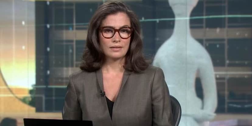 Renata Vasconcellos na bancada do "Jornal Nacional" (Foto: Reprodução/TV Globo) Renata Vasconcellos na bancada do "Jornal Nacional" (Foto: Reprodução/TV Globo)