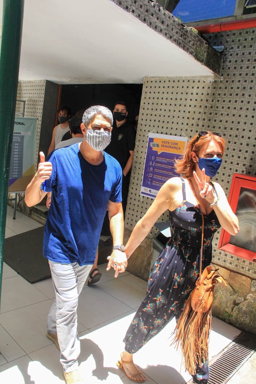 natasha ao lado do marido na escola eleitoral natasha ao lado do marido na escola eleitoral