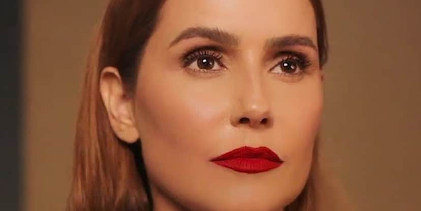 Deborah Secco se ajoelhou nos bastidores da Globo (Foto: Reprodução) Deborah Secco se ajoelhou nos bastidores da Globo (Foto: Reprodução)