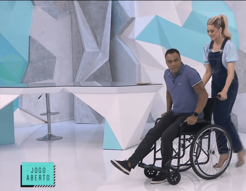 Denilson sai empurrado por Renata Fan Denilson sai empurrado por Renata Fan