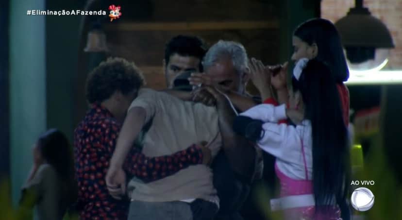 Peões voltaram pra abraçar Selfie (Foto: Reprodução) Peões voltaram pra abraçar Selfie (Foto: Reprodução)