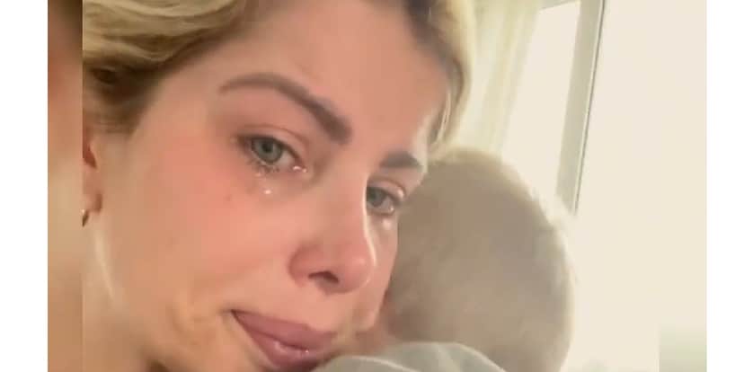 Karina Bacchi aparece aos pratos com filho nos braços (Foto: Reprodução/Instagram) Karina Bacchi aparece aos pratos com filho nos braços (Foto: Reprodução/Instagram)