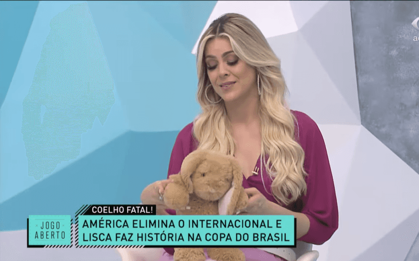 Renata Fan com coelho no Jogo Aberto (Foto: Reprodução) Renata Fan com coelho no Jogo Aberto (Foto: Reprodução)
