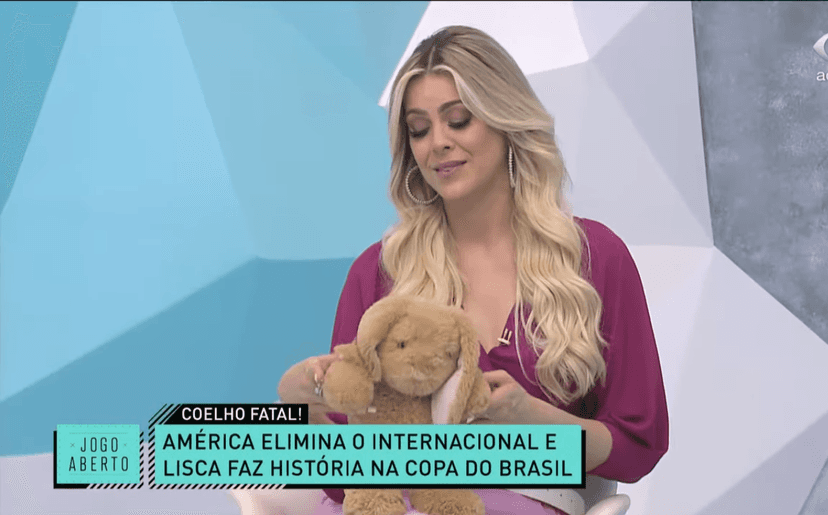Renata Fan com coelho no Jogo Aberto (Foto: Reprodução) Renata Fan com coelho no Jogo Aberto (Foto: Reprodução)