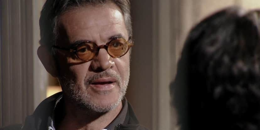 Imagem de Duque personagem da novela Flor do Caribe, homem branco, mais velho com óculos de lentes laranja Imagem de Duque personagem da novela Flor do Caribe, homem branco, mais velho com óculos de lentes laranja