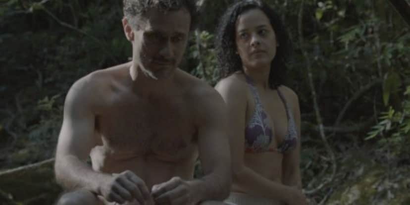 Enrique Diaz pelado em cena de A Torre (Foto: Reprodução)