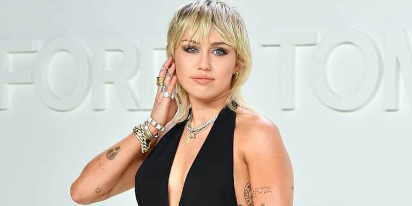 Miley Cyrus surge nua dentro de caixão (Foto: Reprodução) Miley Cyrus surge nua dentro de caixão (Foto: Reprodução)