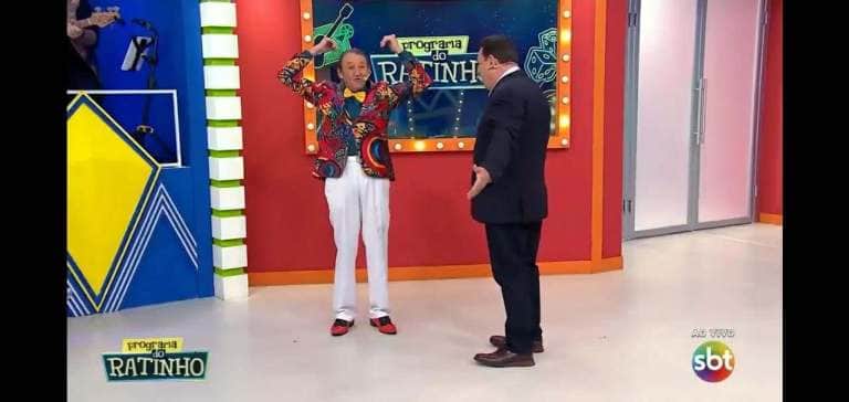 Ratinho faz brincadeira que humilha Marquito durante programa ao vivo (Reprodução: TV) Ratinho faz brincadeira que humilha Marquito durante programa ao vivo (Reprodução: TV)