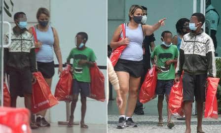 Giulia Gam levou os garotos para fazer compras em um shopping (Foto: Extra) Giulia Gam levou os garotos para fazer compras em um shopping (Foto: Extra)