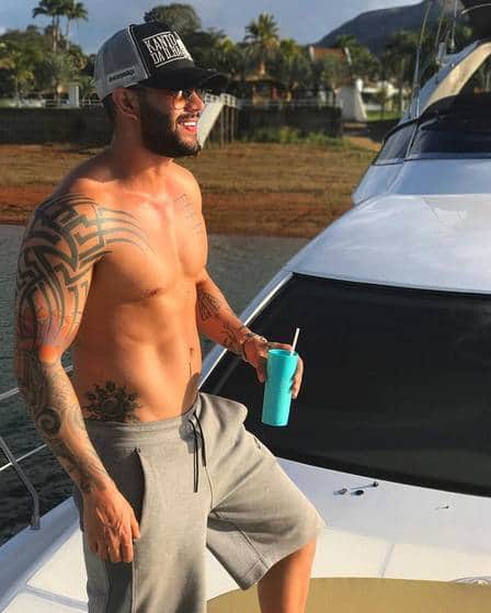 Gusttavo Lima passa feriado ao lado dos amigos Gusttavo Lima passa feriado ao lado dos amigos