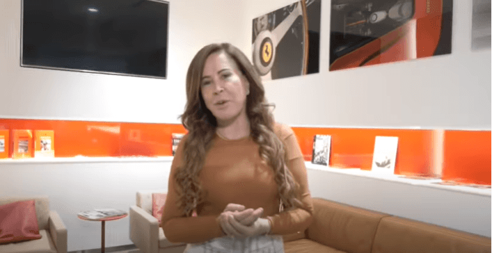 Zilu posta com ferraris em seu canal e faz entrevista de luxo (Foto: Reprodução) Zilu posta com ferraris em seu canal e faz entrevista de luxo (Foto: Reprodução)