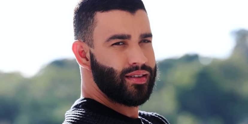 Gusttavo Lima surgiu usando aliança em vídeo e criou suspeitas nos fãs (Foto: Reprodução) Gusttavo Lima surgiu usando aliança em vídeo e criou suspeitas nos fãs (Foto: Reprodução)