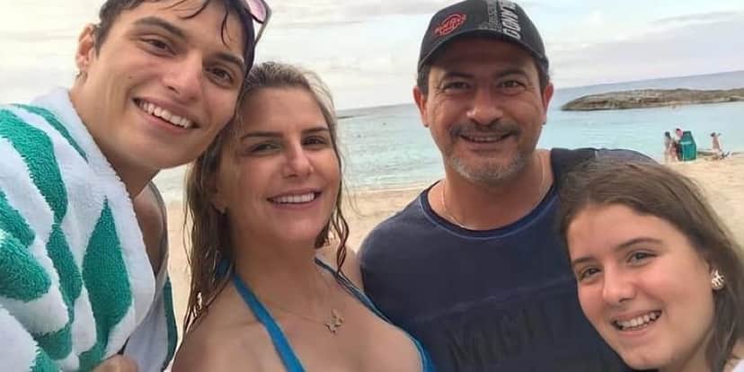 Tom Veiga ao lado de Alessandra e dos filhos (Foto: Reprodução) Tom Veiga ao lado de Alessandra e dos filhos (Foto: Reprodução)