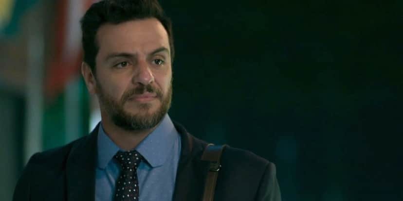 Caio, homem branco de terno escuro e cabelos e barba castanhos, em cena noturna da novela A Força do Querer Caio, homem branco de terno escuro e cabelos e barba castanhos, em cena noturna da novela A Força do Querer