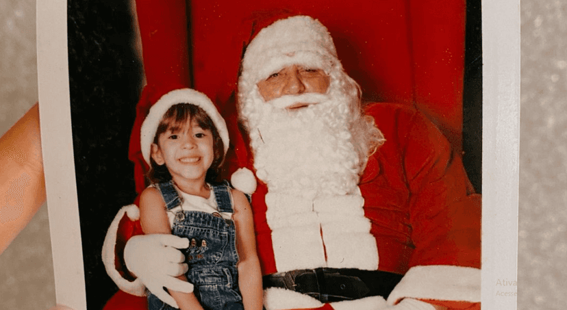 Ana Clara com papai noel na infância (Foto: Reprodução) Ana Clara com papai noel na infância (Foto: Reprodução)