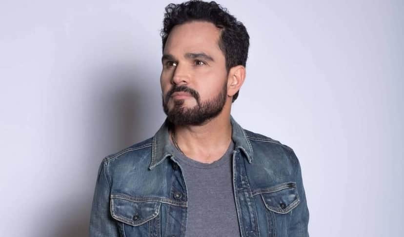 Luciano Camargo falou de sua fé durante entrevista e nas redes sociais (Foto: Reprodução) Luciano Camargo falou de sua fé durante entrevista e nas redes sociais (Foto: Reprodução)