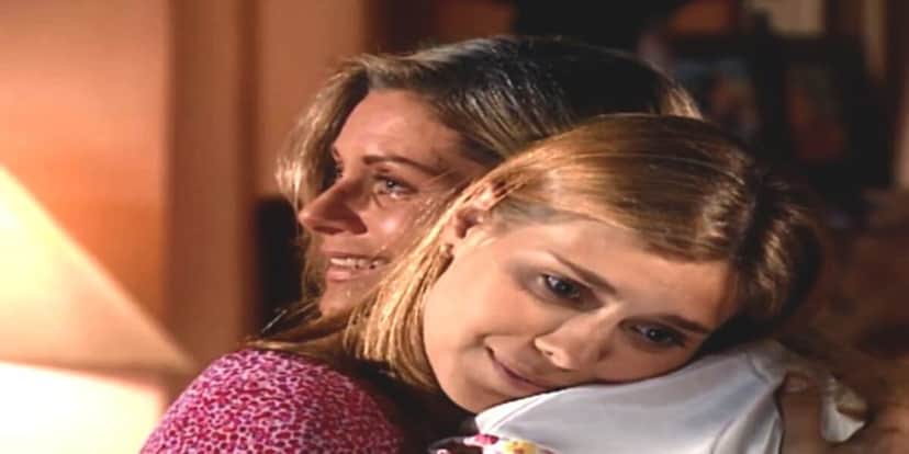 Camila e Helena abraçadas em Laços de Família