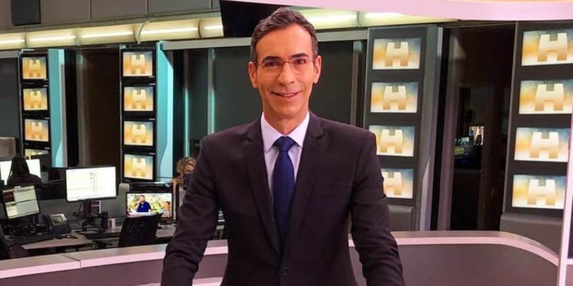 César Tralli no comando do "Jornal Hoje", da TV Globo (Foto: Reprodução/Instagram) César Tralli no comando do "Jornal Hoje", da TV Globo (Foto: Reprodução/Instagram)