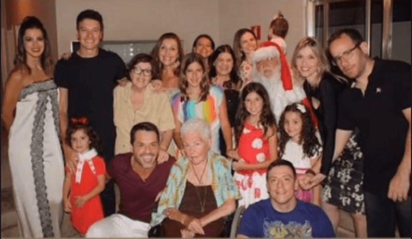 Rodrigo Faro com a família reunida (Foto: Reprodução) Record Rodrigo Faro com a família reunida (Foto: Reprodução) Record