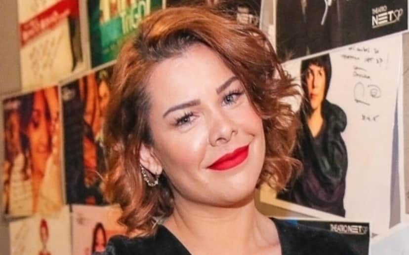 Fernanda Souza surge agarrada com mulher (Foto: Divulgação) Fernanda Souza surge agarrada com mulher (Foto: Divulgação)