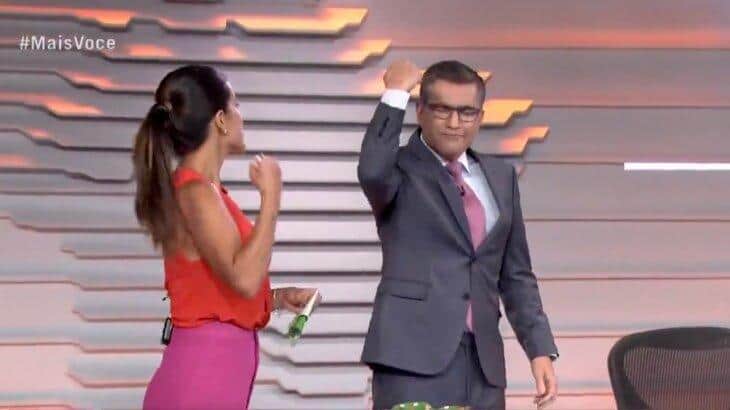 Hélter e e Carol Barcellos comemoram chegada de coxinhas no Bom Dia Brasil (Foto: Reprodução / Globo) Hélter e e Carol Barcellos comemoram chegada de coxinhas no Bom Dia Brasil (Foto: Reprodução / Globo)
