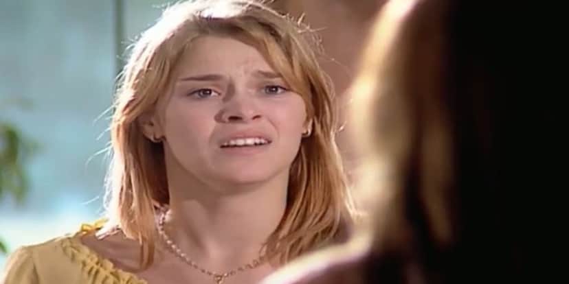 Camila sentindo dor após profecia de Íris em Laços de Família (Foto: Reprodução) Camila sentindo dor após profecia de Íris em Laços de Família (Foto: Reprodução)