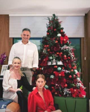 Marina Ruy Barbosa ficou distante do marido em pleno Natal Marina Ruy Barbosa ficou distante do marido em pleno Natal