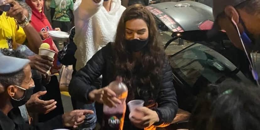 Raissa Barbosa alimentando os moradores de rua em São Paulo (Foto: Reprodução) Raissa Barbosa alimentando os moradores de rua em São Paulo (Foto: Reprodução)