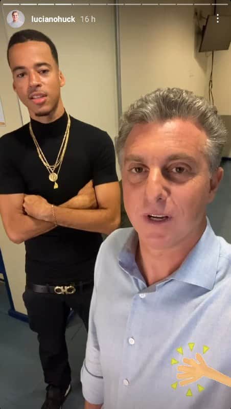 Luciano Huck nos bastidores da Globo com convidado do Caldeirão Luciano Huck nos bastidores da Globo com convidado do Caldeirão