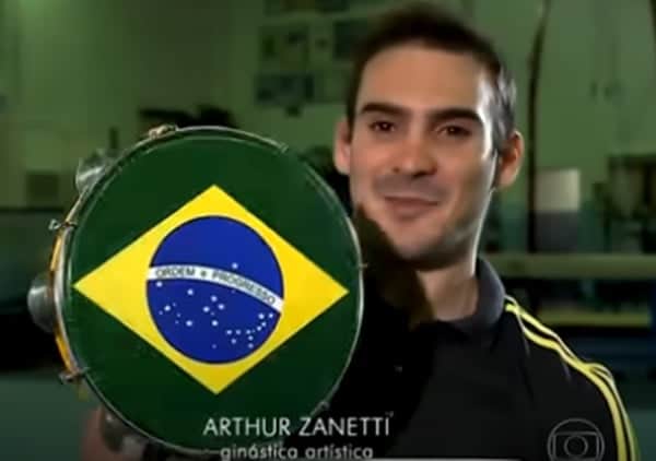 Arthur Zanetti ganhou um pandeiro no Amigo Secreto da Globo (Foto: Reprodução) Arthur Zanetti ganhou um pandeiro no Amigo Secreto da Globo (Foto: Reprodução)