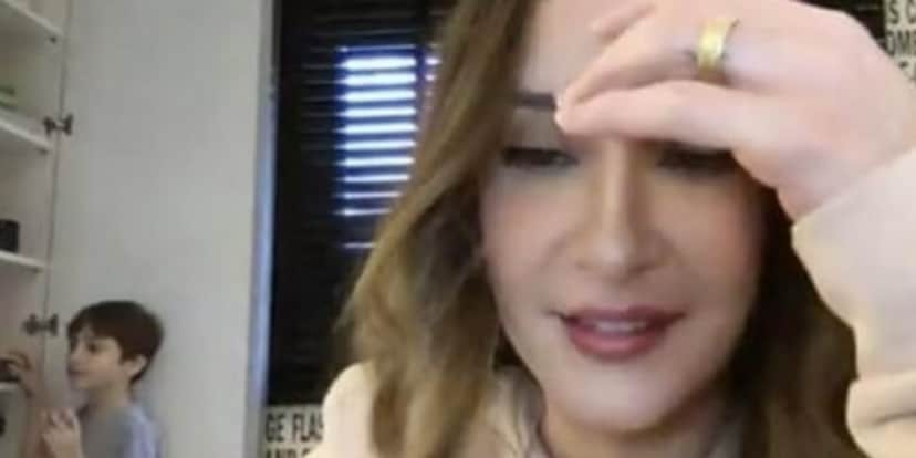 Claudia Leitte tem entrevista ao vivo invadida no "É de Casa" Claudia Leitte tem entrevista ao vivo invadida no "É de Casa"