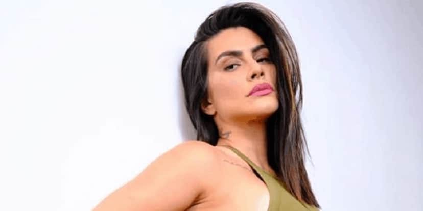 Cleo surgiu de forma provocante em vídeo (Foto: Reprodução) Cleo surgiu de forma provocante em vídeo (Foto: Reprodução)