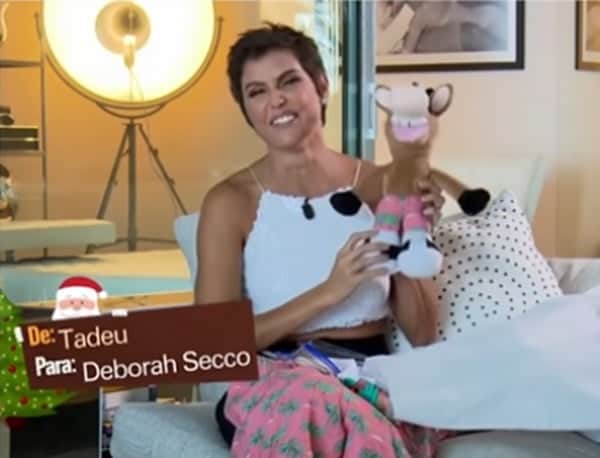 Deborah Secco e o seu mascote dos gols do Fantástico (Foto: Reprodução) Deborah Secco e o seu mascote dos gols do Fantástico (Foto: Reprodução)