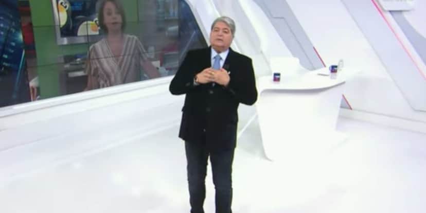 Datena põe mão no peito e cai pra trás ao vivo Datena põe mão no peito e cai pra trás ao vivo