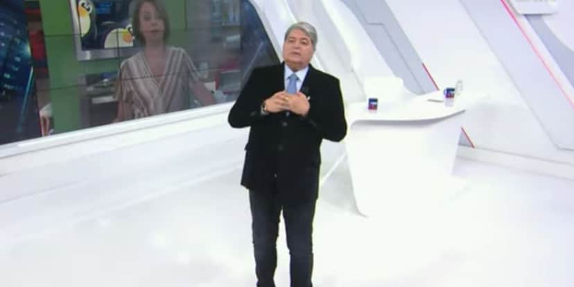 Datena põe mão no peito e cai pra trás ao vivo Datena põe mão no peito e cai pra trás ao vivo