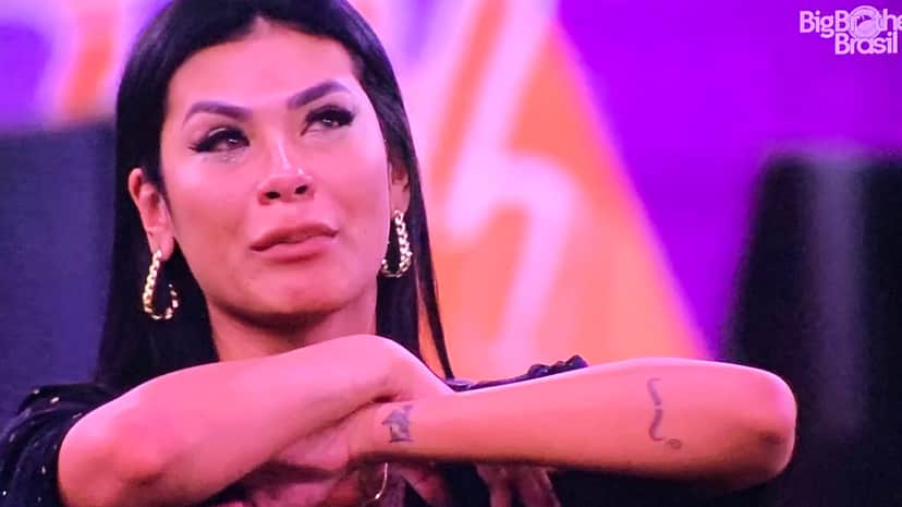 Pocah leva surra após barraco (Foto: Reprodução / Globo)