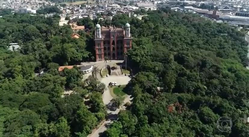 A Globo acionou os helicópteros para exibir imagens da Fiocruz, no Rio de Janeiro (Foto: Reprodução/TV Globo) A Globo acionou os helicópteros para exibir imagens da Fiocruz, no Rio de Janeiro (Foto: Reprodução/TV Globo)