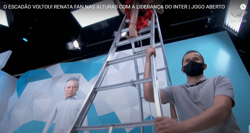 Renata Fan no escadão Renata Fan no escadão