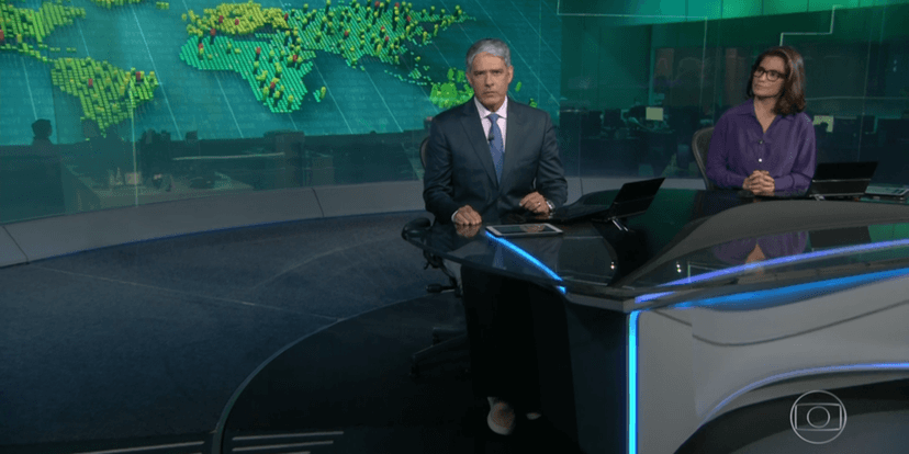 William Bonner de usando calça jeans e tênis esportivo na bancada do Jornal Nacional William Bonner de usando calça jeans e tênis esportivo na bancada do Jornal Nacional