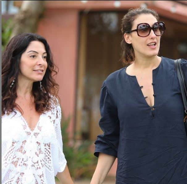 Ana fez homenagem após saída de Paola Carossella da Band e surgiu de mãos dadas com a amiga, após assumir que vai sentir muita falta (Foto: Reprodução) Ana fez homenagem após saída de Paola Carossella da Band e surgiu de mãos dadas com a amiga, após assumir que vai sentir muita falta (Foto: Reprodução)