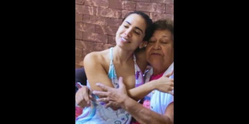 Anitta e dona Ilza em cenas do documentário (Foto: Reprodução) Anitta e dona Ilza em cenas do documentário (Foto: Reprodução)