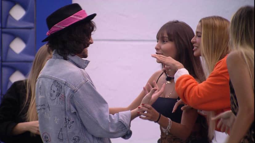Brothers se encontram pela primeira vez na casa do BBB21 — Foto: TV Globo Brothers se encontram pela primeira vez na casa do BBB21 — Foto: TV Globo