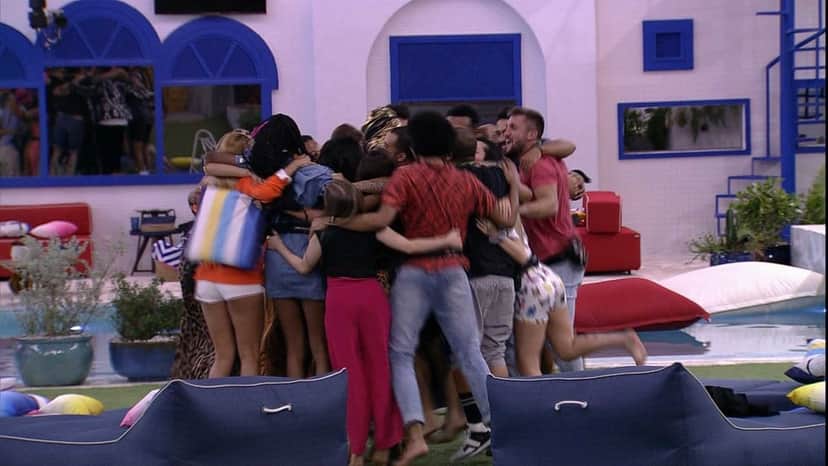 Fiuk chora e pede abraço coletivo — Foto: TV Globo Fiuk chora e pede abraço coletivo — Foto: TV Globo