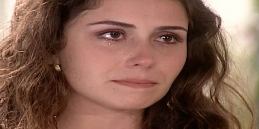 Capitu vai aos prantos após pressão de Helena (Fto: Reprodução) Capitu vai aos prantos após pressão de Helena (Fto: Reprodução)