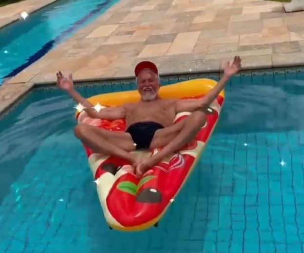 Carlos Alberto em dia de piscina (Foto: Reprodução/Instagram) Carlos Alberto em dia de piscina (Foto: Reprodução/Instagram)