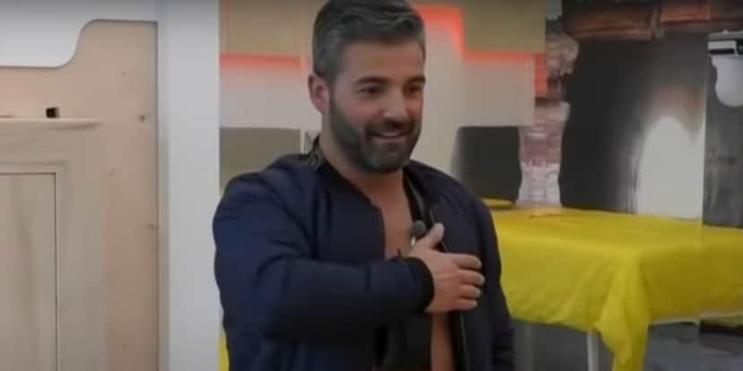 Helder Teixeira fazendo gesto nazista no BBB (Foto: Reprodução) Helder Teixeira fazendo gesto nazista no BBB (Foto: Reprodução)