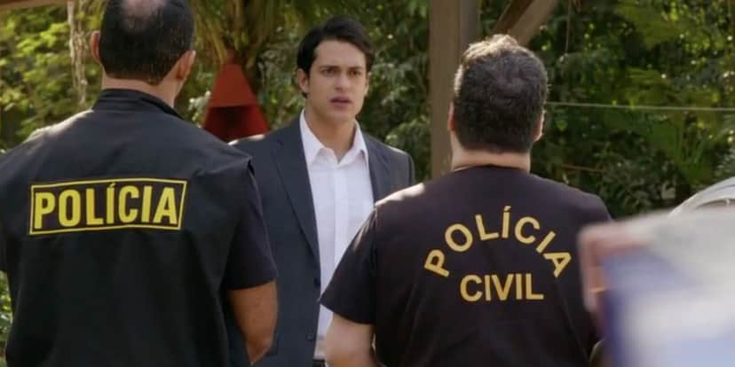 Hélio sendo encurralado pela polícia em Flor do Caribe (Foto: Reprodução) Hélio sendo encurralado pela polícia em Flor do Caribe (Foto: Reprodução)
